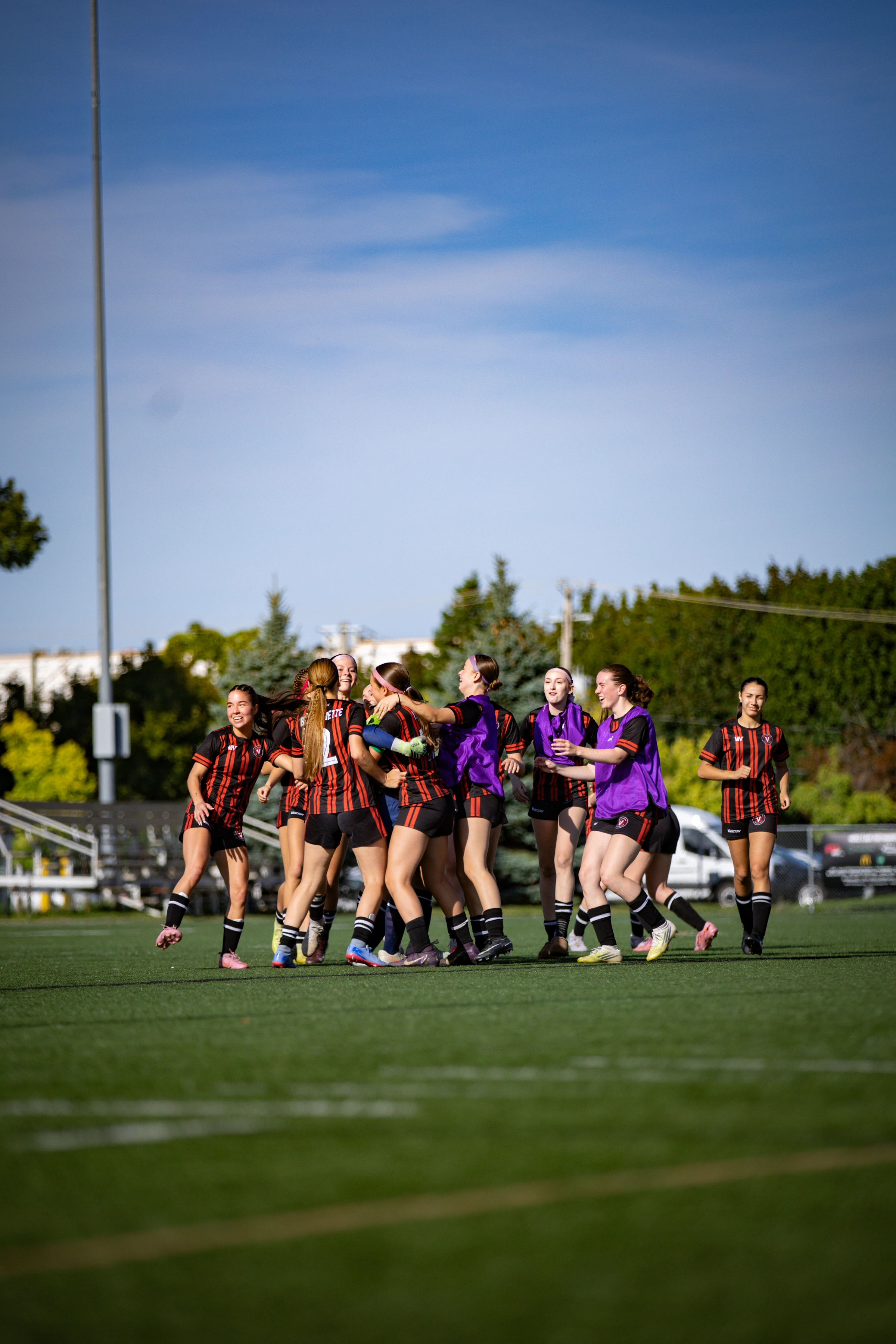 Les joueuses de Valleyfield célèbrent ensemble
