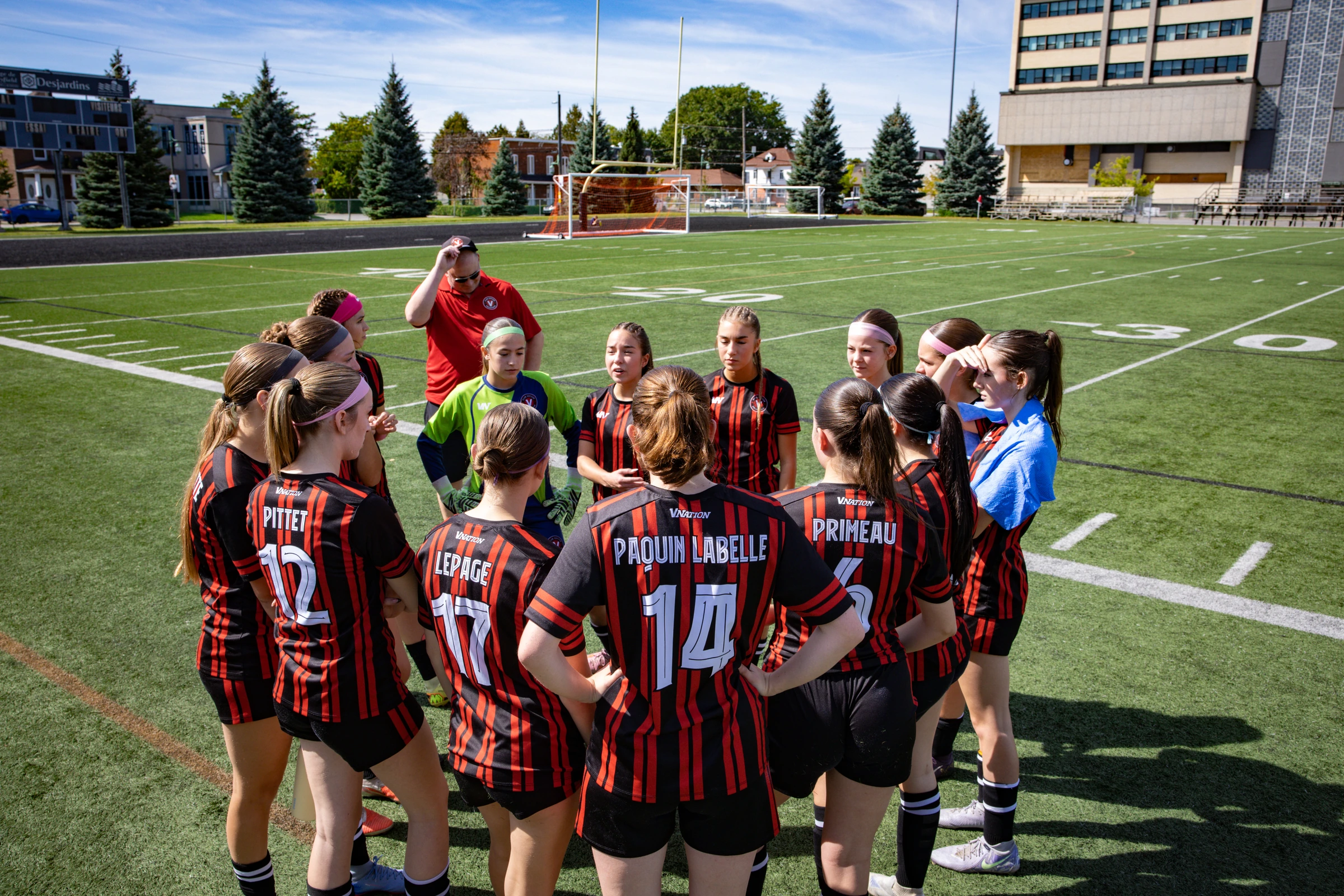 Les joueuses de Valleyfield réunies en cercle autour de leur entraîneur