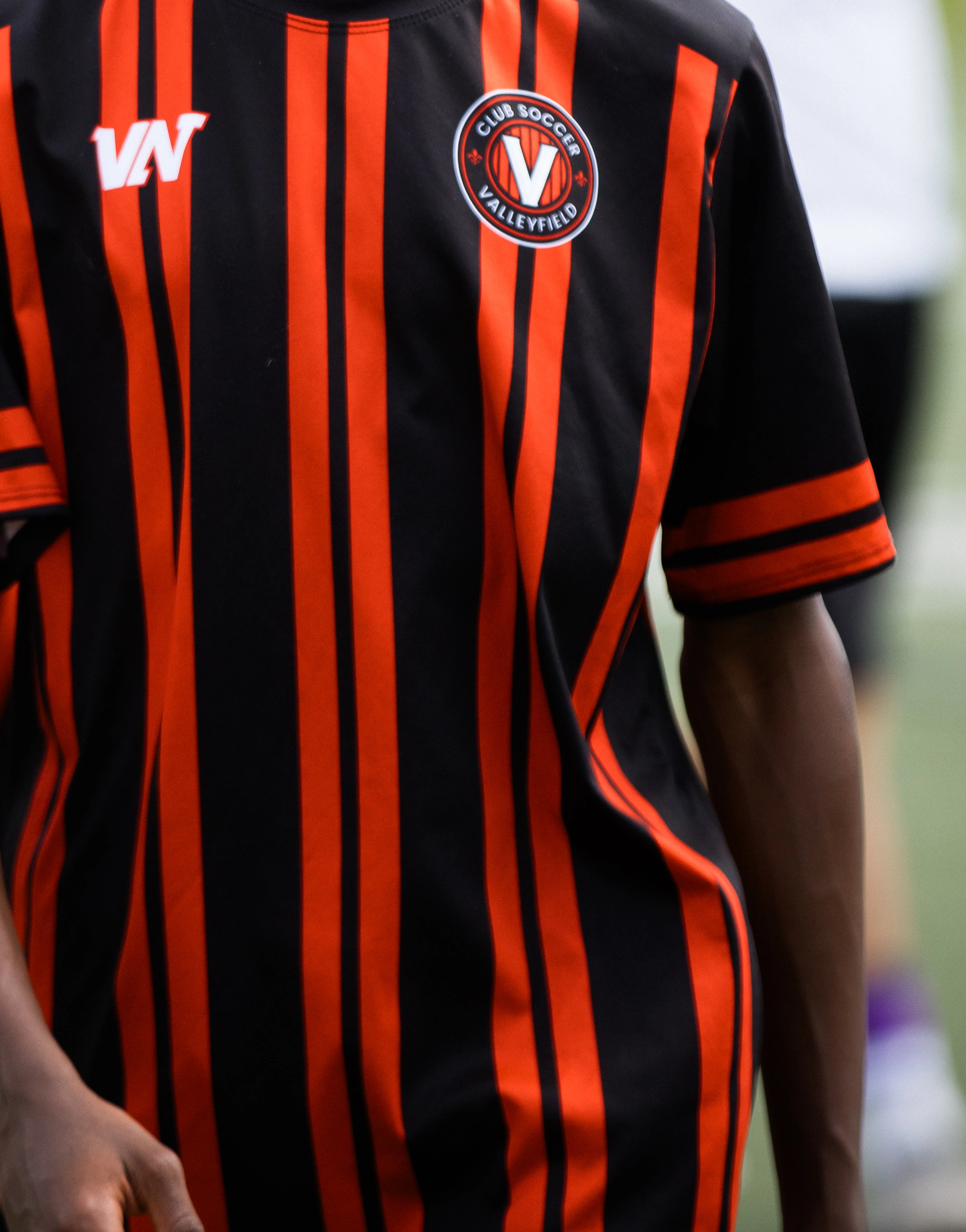 L’écusson du Club Soccer Valleyfield sur le maillot rouge et noir