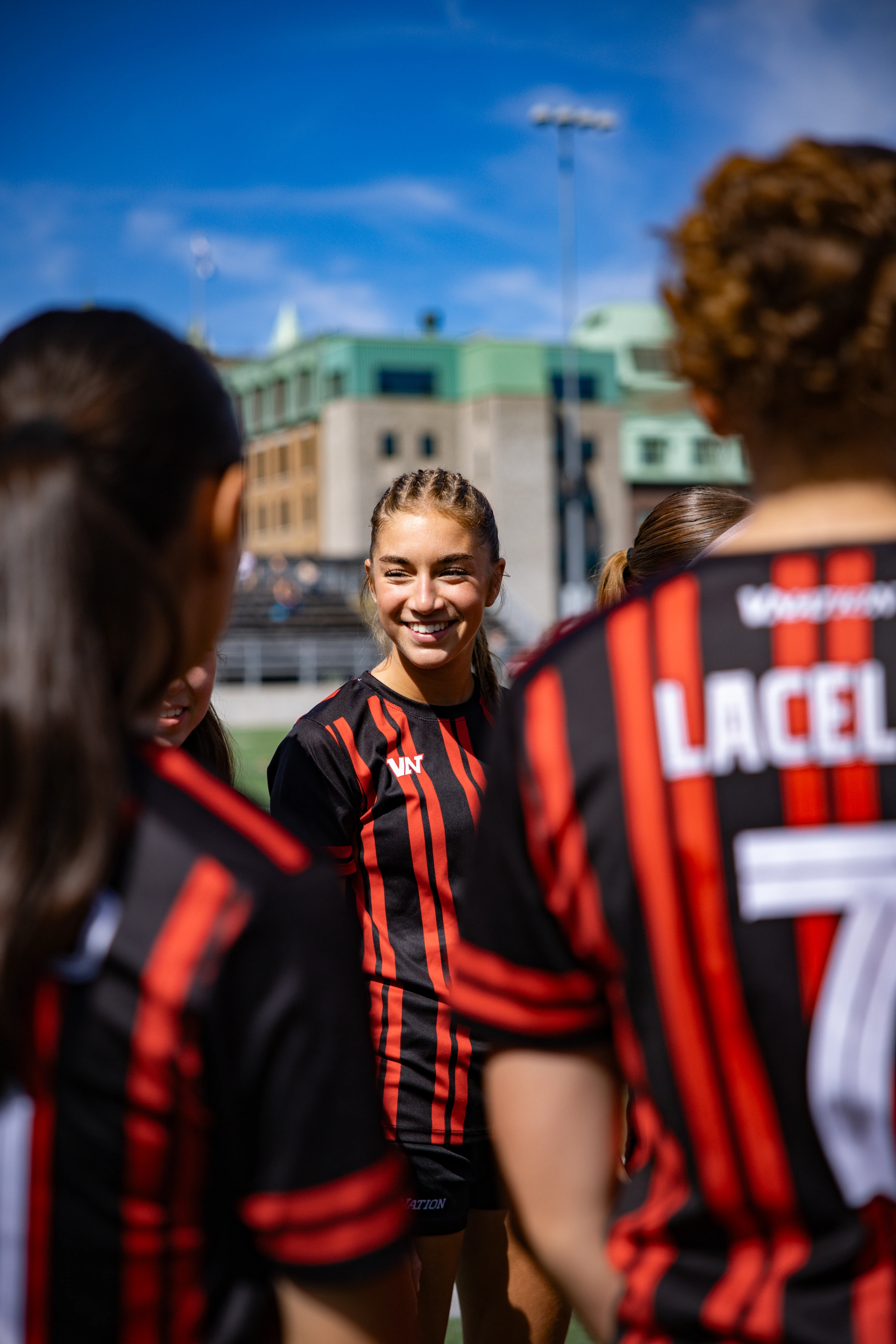 Une joueuse sourit à ses coéquipières avant le match