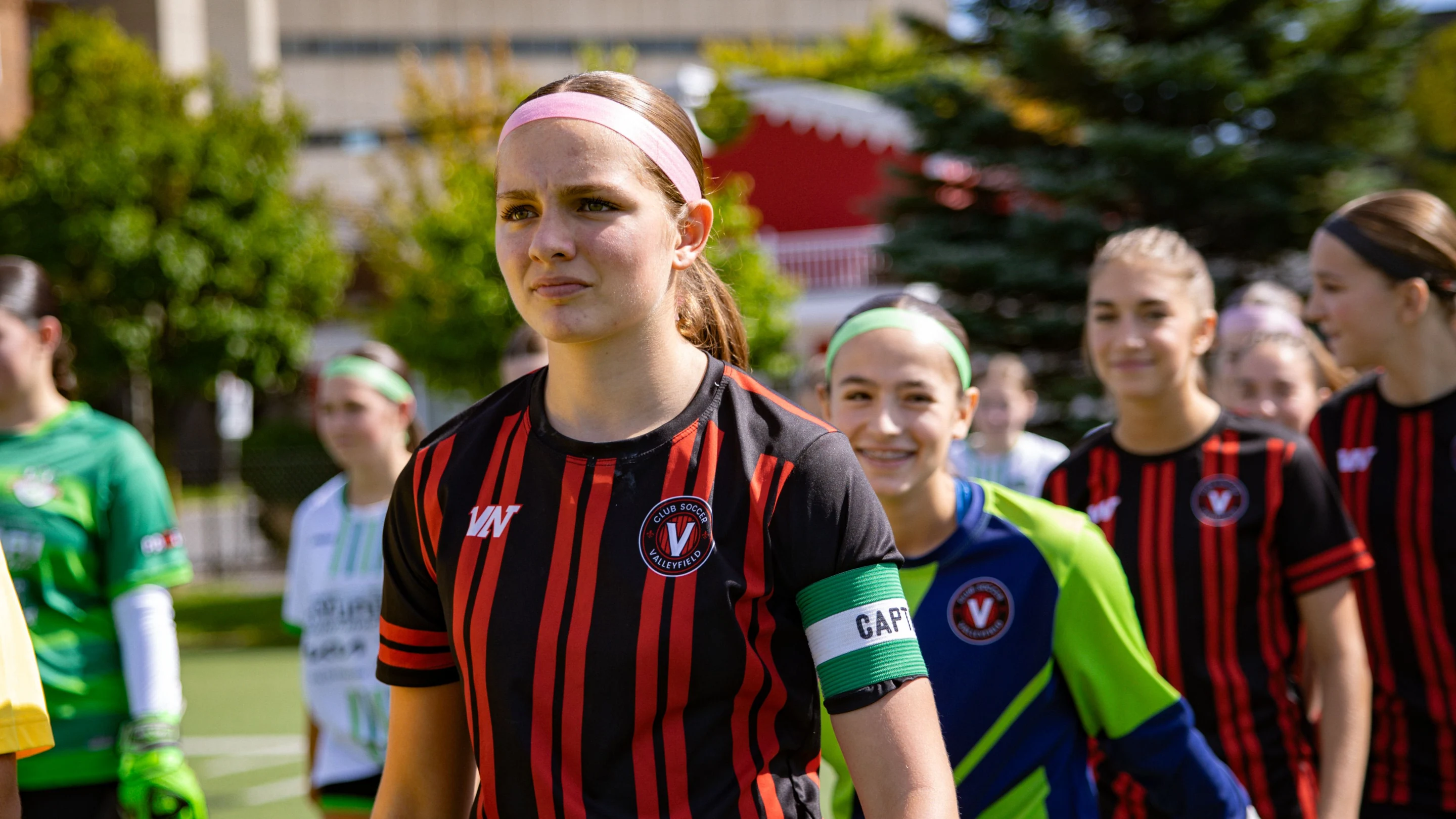 La capitaine et les joueuses de Valleyfield entrent sur le terrain